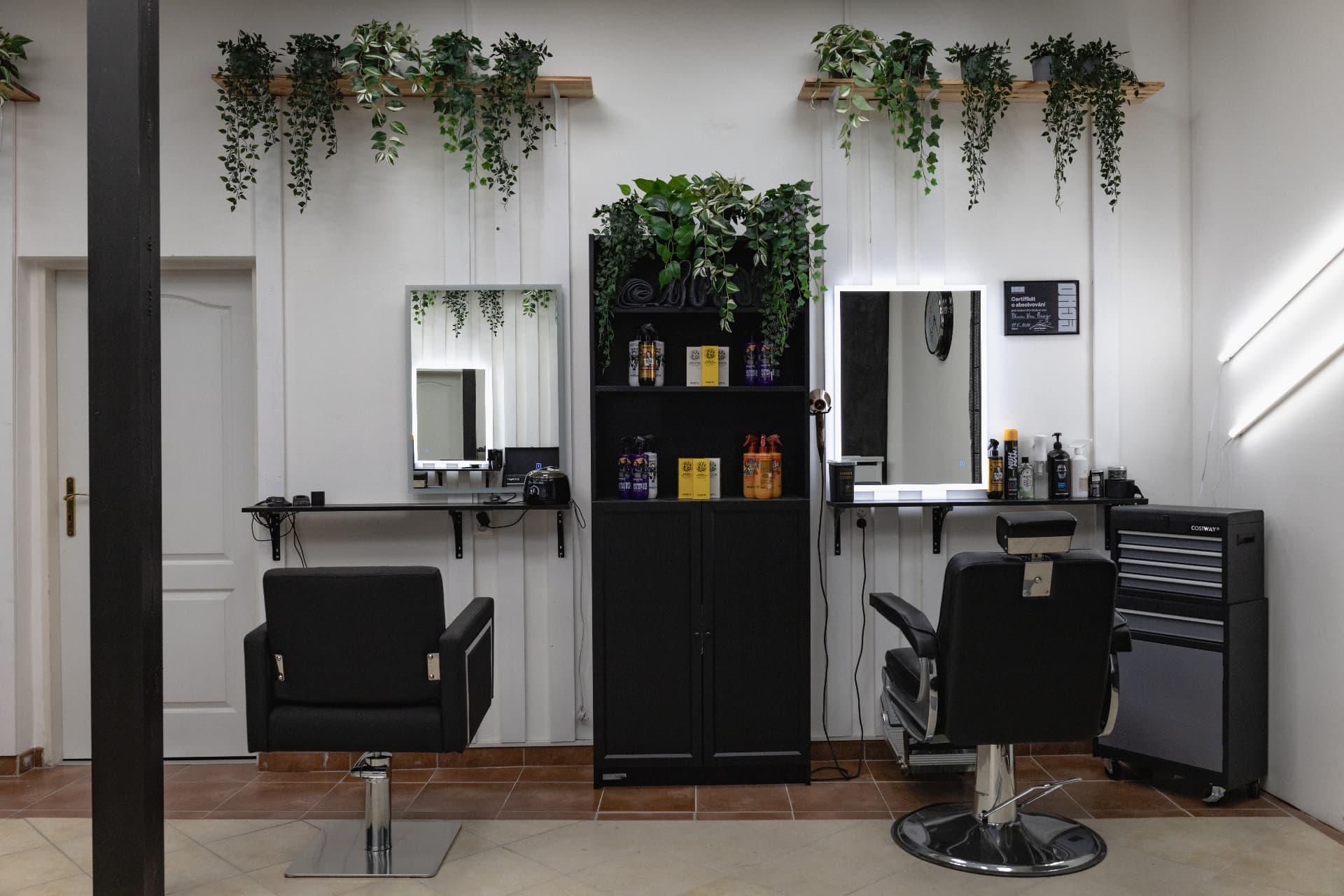Interiér barbershopu MIKES BARBER 3