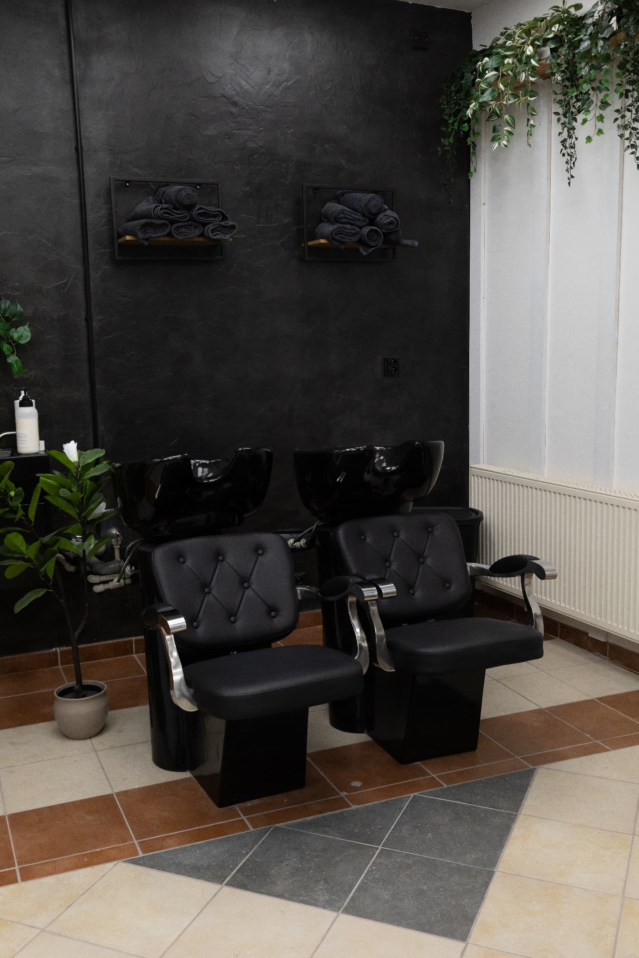 Interiér barbershopu MIKES BARBER 4